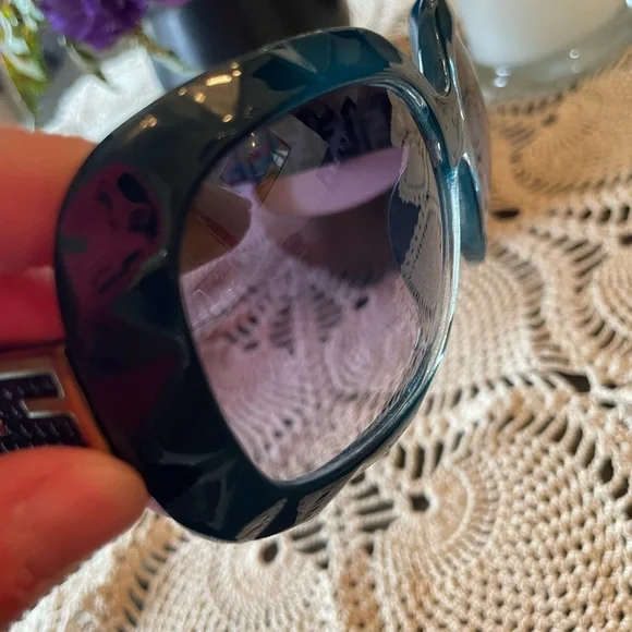 Fendi sunglasses No case - Picture 3 of 6